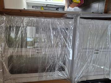 Grijze kast met raampjes beschikbaar voor biedingen