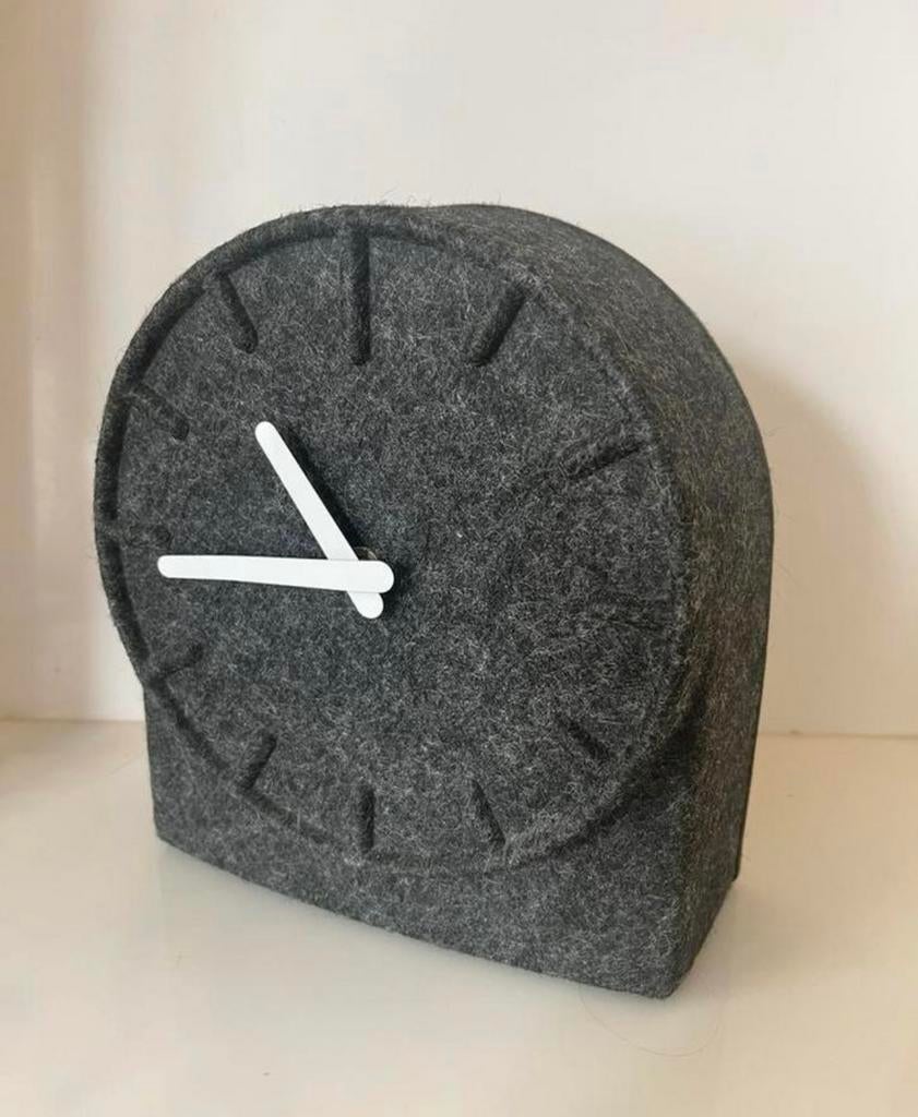 Grijze vilten tafelklok LEFF Amsterdam, Huis en Inrichting, Woonaccessoires | Klokken, Ophalen of Verzenden, Zo goed als nieuw
