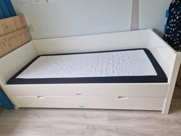 Bopita bed met bedlade.