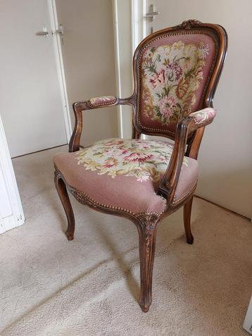 Antieke stoel beschikbaar voor biedingen