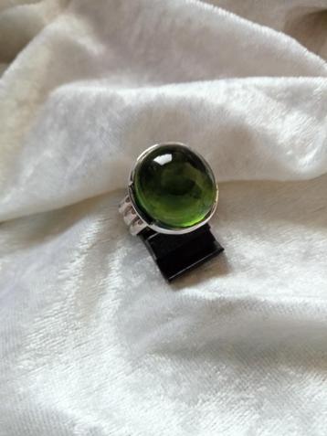 Mooie Brede Zilveren Ring met Cabuchon geslepen Peridot beschikbaar voor biedingen