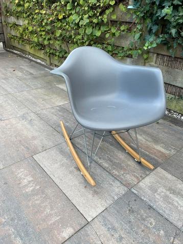 Grijze Schommelstoel - Design Klassieker beschikbaar voor biedingen