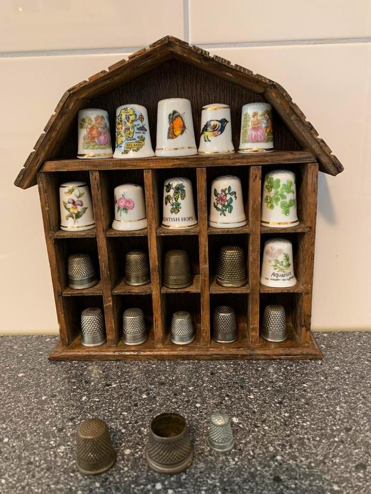22 VINGERHOEDJES  MET KASTJE, Verzamelen, Vingerhoedjes, Zo goed als nieuw, Ophalen of Verzenden