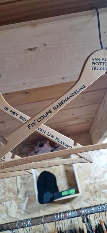 Vintage kledinghangers beschikbaar voor biedingen