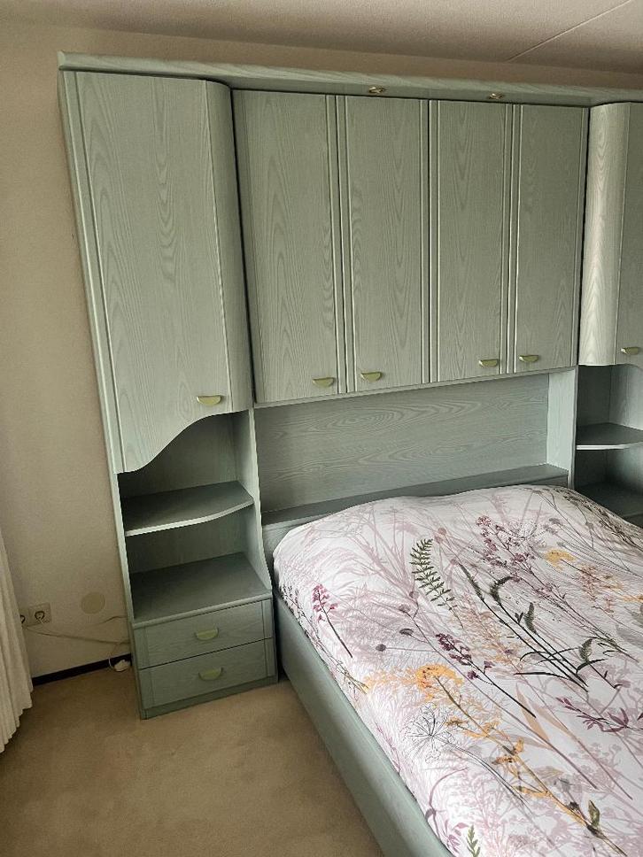 Bed met kledingkast, Huis en Inrichting, Slaapkamer | Complete slaapkamers, Zo goed als nieuw, Twijfelaar, Ophalen