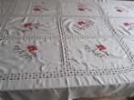 Geborduurd tafelkleed met bloemen, Huis en Inrichting, Tafelkleden, Verzenden, Zo goed als nieuw, Rechthoek, Binnen