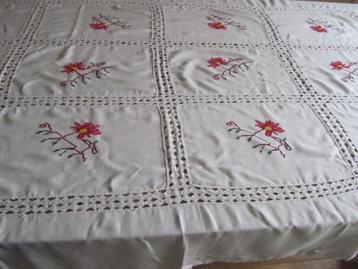 Geborduurd tafelkleed met bloemen beschikbaar voor biedingen