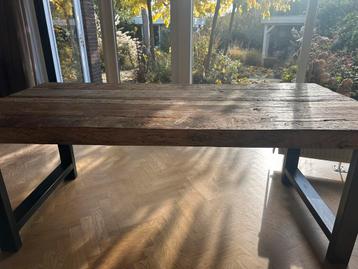 Te koop robuuste eettafel beschikbaar voor biedingen