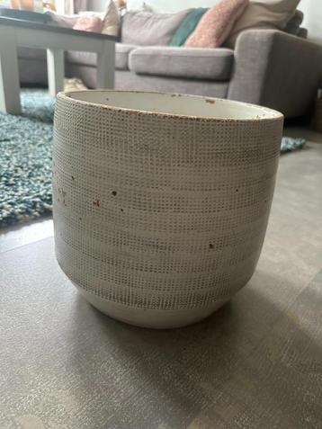 Stenen bloempot (d=25/26 cm) beschikbaar voor biedingen