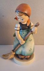 Hummel Beeldje Meisje met Bezem nr.171, Verzamelen, Ophalen of Verzenden, Zo goed als nieuw, Hummel