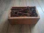Lot antieke sleutels in houten kistje uit Frankriijk, Ophalen of Verzenden