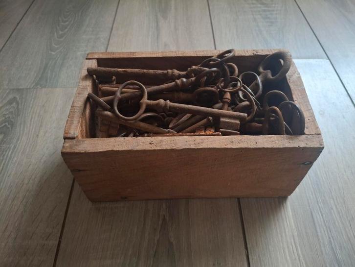 Lot antieke sleutels in houten kistje uit Frankriijk, Antiek en Kunst, Antiek | Overige Antiek, Ophalen of Verzenden