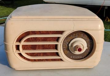 Crèmekleurige AWA "Radiola" 517M bakeliet buizenradio beschikbaar voor biedingen