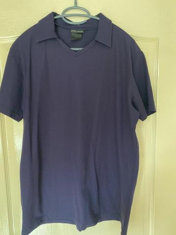 Mooi donkerblauw T-shirt beschikbaar voor biedingen