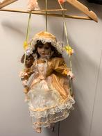 Pop op schommel, Ophalen of Verzenden, Zo goed als nieuw, Pop