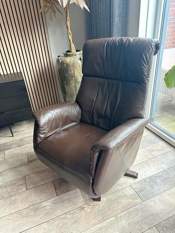 Prominent bruin leren fauteuil met ligfunctie beschikbaar voor biedingen
