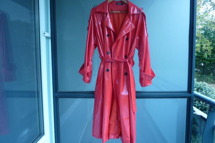 Felrode lak trenchcoat, maat 6XL. ZGAN 45 euro, Kleding | Dames, Jassen | Zomer, Zo goed als nieuw, Maat 46/48 (XL) of groter