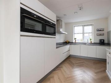 Häcker keuken in L- vorm greeploos met composieten bladen!!  beschikbaar voor biedingen