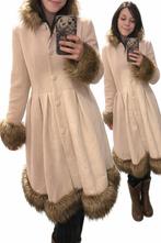 Hearts and Roses Mantel - Maat 38, Kleding | Dames, Ophalen of Verzenden, Nieuw, Maat 38/40 (M), Beige