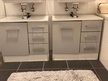 Twee witte badkamer kastjes met grijze deuren beschikbaar voor biedingen
