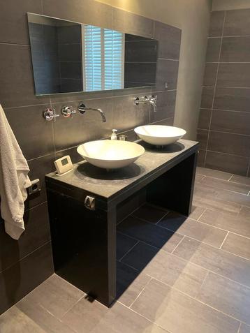 Wastafel met spiegel beschikbaar voor biedingen