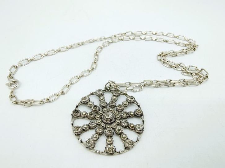 Zeeuwse zilveren knop hanger ingelegd steentjes, aan ketting, Sieraden, Tassen en Uiterlijk, Kettingen, Gebruikt, Zilver, Zilver