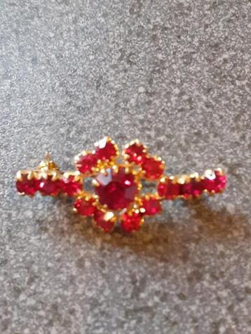 Vintage broche van rood Boheems kristalglas beschikbaar voor biedingen