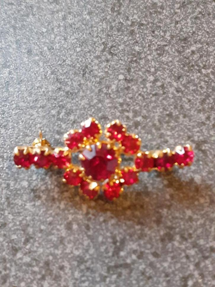 Vintage broche van rood Boheems kristalglas, Antiek en Kunst, Antiek | Kleding en Accessoires, Dames, Verzenden