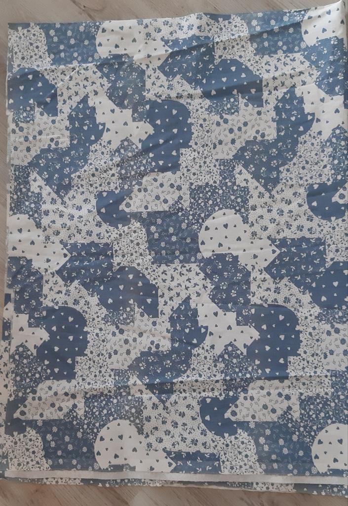 Nieuwe Stof- Blauw/Wit Bloemen & Hartjes, hele lap €6, Hobby en Vrije tijd, Stoffen en Lappen, Nieuw, Katoen, 120 cm of meer, 30 tot 200 cm