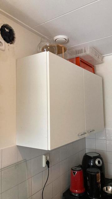 Boven keuken kastjes, bruinzeel beide 25 euro beschikbaar voor biedingen