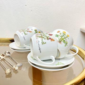 Vintage Kopjes en Schotels met Bloemenmotief beschikbaar voor biedingen