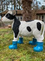 Kalf koe blauwe regenlaarsjes beeld boerderij boer stal, Ophalen of Verzenden, Nieuw, Dier