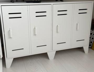 Woood Houten kast met uitstraling van een locker. beschikbaar voor biedingen