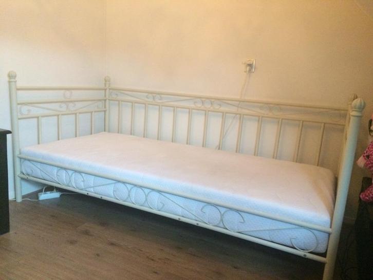 Metalen 1-persoonsbed, Huis en Inrichting, Slaapkamer | Bedden, Zo goed als nieuw, Eenpersoons, 90 cm, 200 cm, Metaal, Beige, Verstelbaar