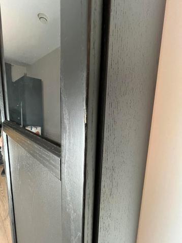 IKEA BILLY boekenkast met zwarte paneel-/vitrinedeur - afbeelding 3