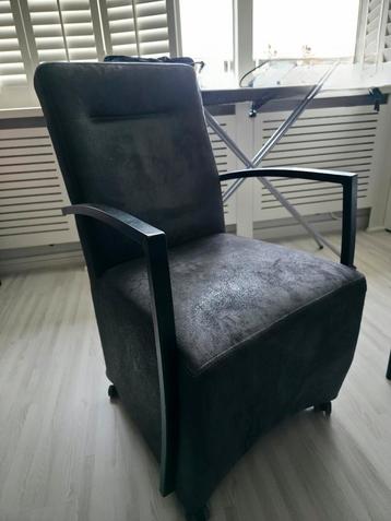 4 comfortabele eetkamerstoelen met armleuningen en wieltjes beschikbaar voor biedingen