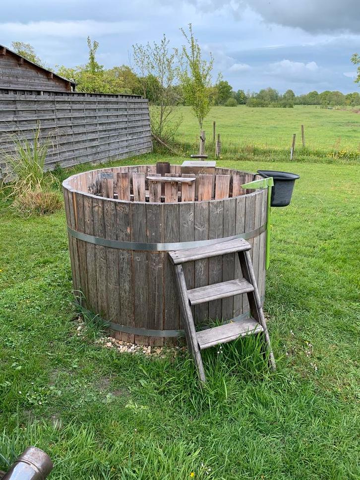 Hottub met RVS kachel., Tuin en Terras, Bubbelbaden en Hottubs, Gebruikt, Vast, Ophalen