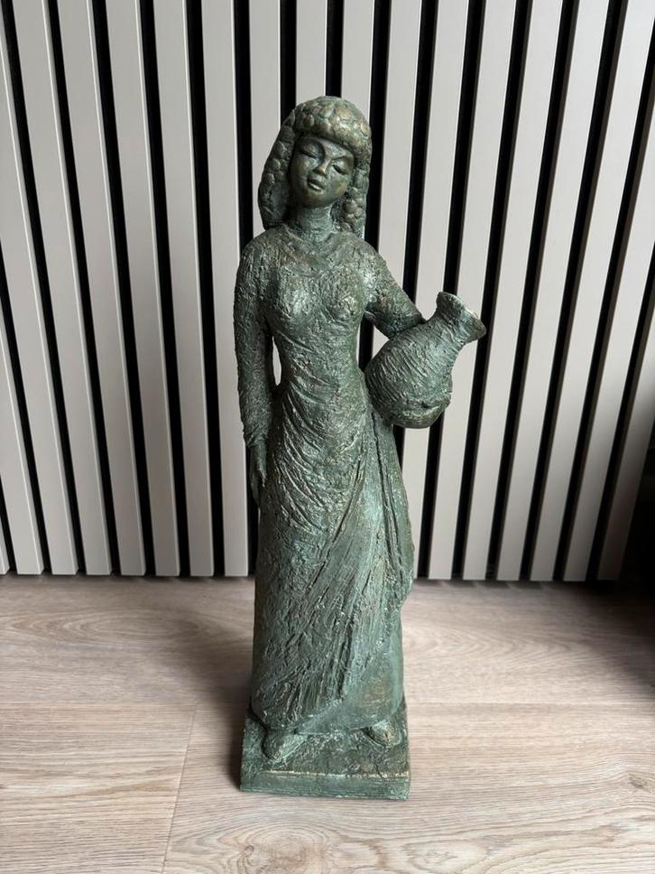 Vrouw met kruik – gesigneerd Mat Wanders (Perkeo), Antiek en Kunst, Kunst | Beelden en Houtsnijwerken, Ophalen of Verzenden