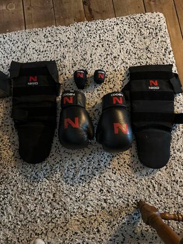 Nikko Boxhandschoenen, Scheenbeschermers & Straps beschikbaar voor biedingen