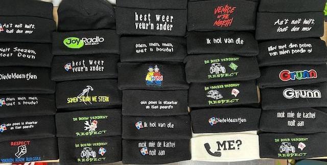 Geborduurde mutsen, Hobby en Vrije tijd, Borduren en Borduurmachines, Nieuw, Borduurmachine, Machineborduren, Ophalen of Verzenden