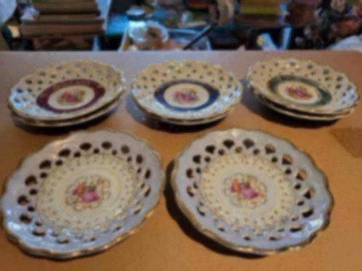Opengewerkte schoteltjes., Huis en Inrichting, Keuken | Servies, Kop(pen) en/of Schotel(s), Overige stijlen, Porselein, Ophalen of Verzenden