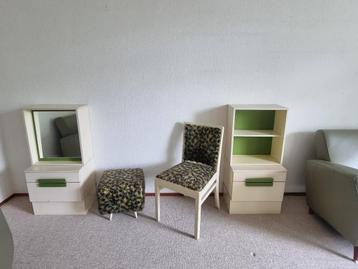 vintage slaapkamer 2 nachtkastjes stoel en poef mid century beschikbaar voor biedingen