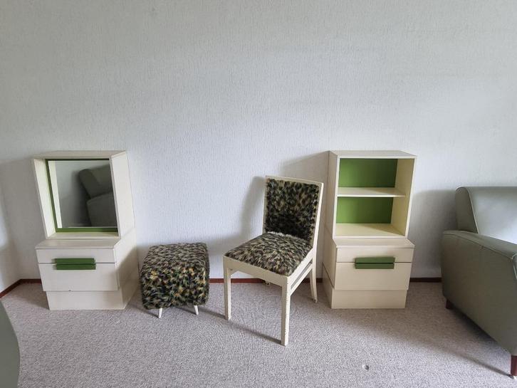 vintage slaapkamer 2 nachtkastjes stoel en poef mid century, Huis en Inrichting, Slaapkamer | Nachtkastjes, Gebruikt, Minder dan 55 cm
