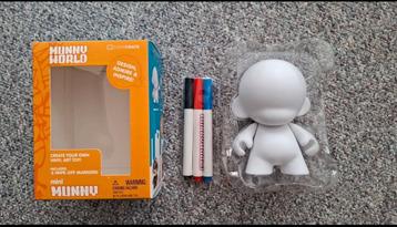munny world x loot crate diy toy van kidrobot beschikbaar voor biedingen