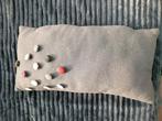 Vilten sierkussen, langwerpig, grijs met allerlei knopen, Ophalen of Verzenden, Zo goed als nieuw, Grijs, Rechthoekig
