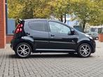 Peugeot 107 Sport + 1.0 12V 5DR 2013 Zwart Airco NAP, Auto's, Voorwielaandrijving, Zwart, 4 stoelen, Leder en Stof