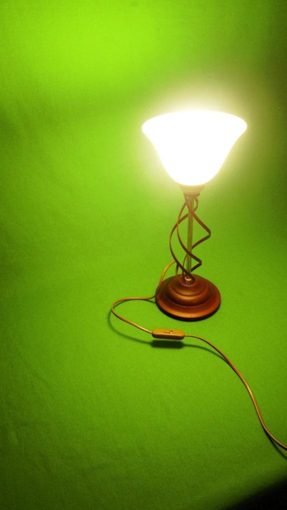 Art Inspired Table Lamp | Twisted Metal | Frosted Glass, Huis en Inrichting, Lampen | Tafellampen, Gebruikt, Minder dan 50 cm
