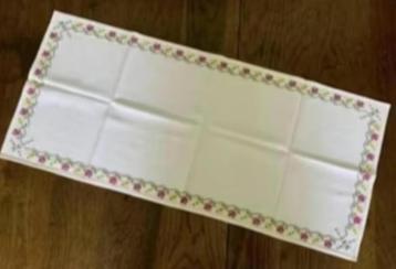 Wit dekservet, tafelloper, tafelkleed, geborduurde bloemen beschikbaar voor biedingen
