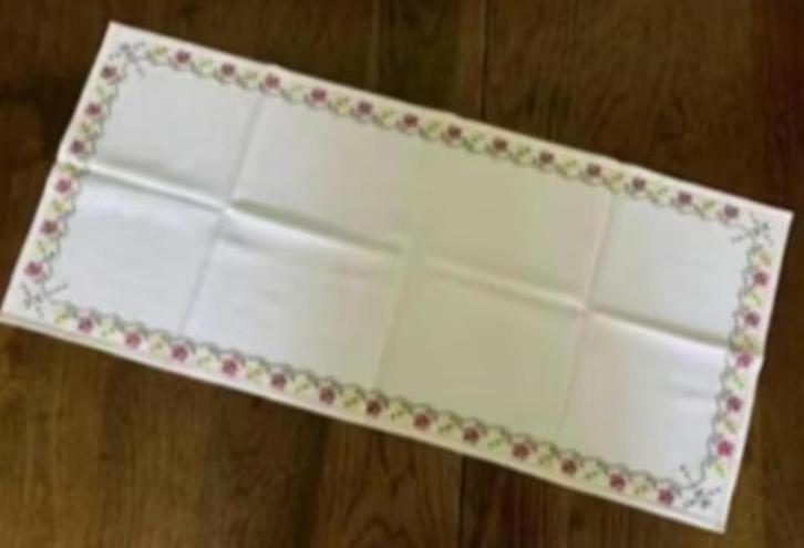 Wit dekservet, tafelloper, tafelkleed, geborduurde bloemen, Huis en Inrichting, Tafelkleden, Zo goed als nieuw, Rechthoek, Binnen