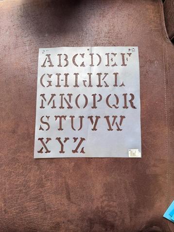 Alfabet Sjablonen 2 stuks beschikbaar voor biedingen